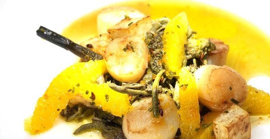 Морские гребешки с папоротником и сельдереем