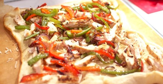 Пицца с курицей и перцем