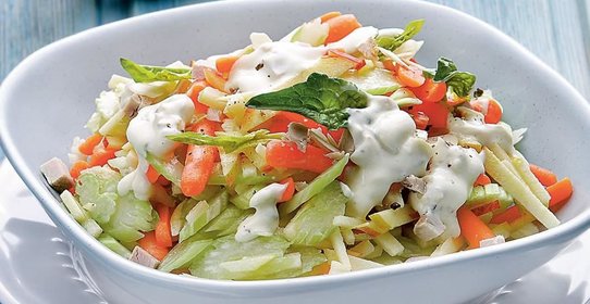 Салат из сельдерея с морковкой и мясной заправкой