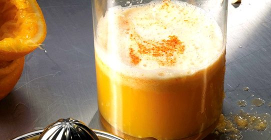 Цитрусовый сок с чесноком, имбирем и кайенским перцем