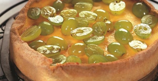 Торт с яичным кремом и виноградом