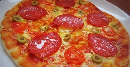 Пицца с томатами и сервелатом + фокача с чили и каперсами