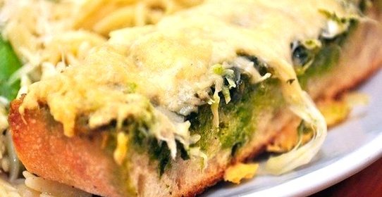 Чесночный хлеб со сливочным маслом и базиликом