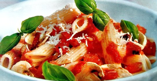 Паста с томатным соусом, оливками и каперсами