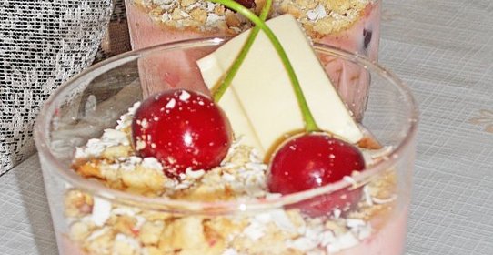 Летний десерт с вишней