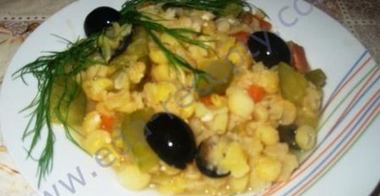 Гороховая каша с огурцами и морковью