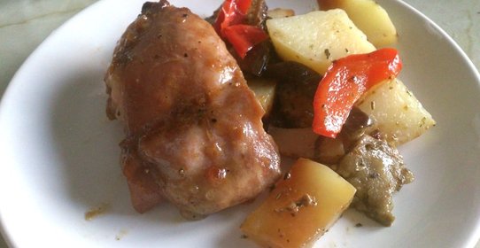 Запеченная курица с овощами в сладко-кислом соусе