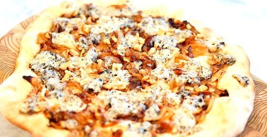 Пицца с сыром с плесенью