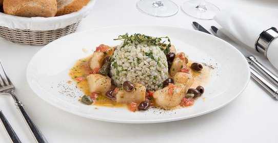 Спельта с морскими гребешками, кинзой, оливковым маслом и лимоном