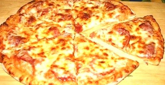 Тонкая итальянская пицца с салями