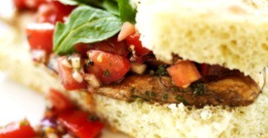 Сэндвич с козьим сыром, авокадо и копченой индейкой на ореховом хлебе