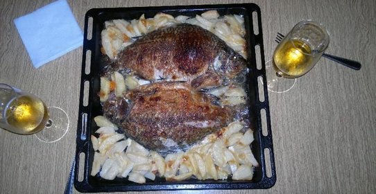 Карась запеченный с картошкой в духовке с майонезом