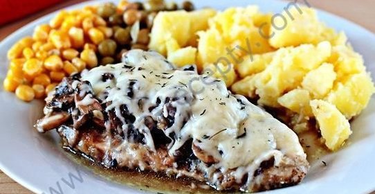 Куриная грудка с грибами и сыром