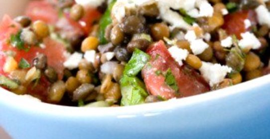 Средиземноморский салат из чечевицы