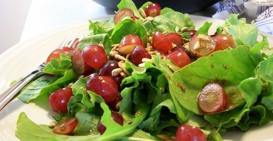 Салат из рукколы и винограда с семечками подсолнечника