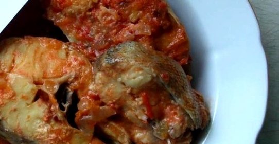 Минтай, тушеный в томатном соусе