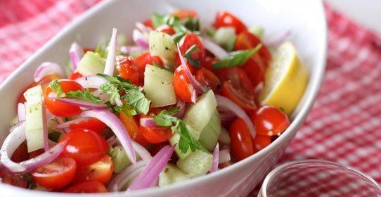 Салат с помидорами, огурцами и мятой