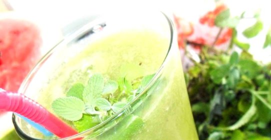 Зеленый коктейль с лимоном