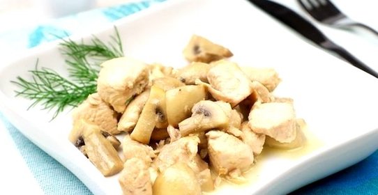 Гуляш из индейки с грибами