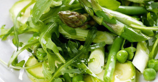 Зеленый салат из спаржи и молодых кабачков с горошком