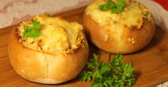 Булочка под сметанно-сырным соусом