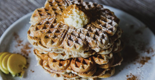 Домашние вафли с яблоком и корицей