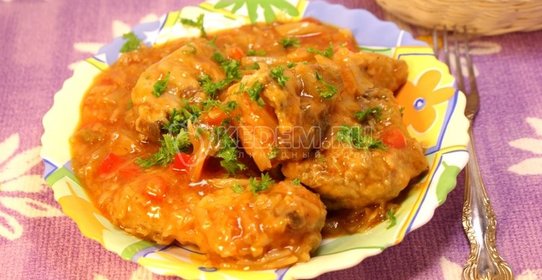 Курица тушеная с капустой