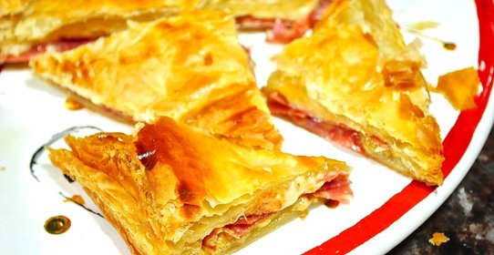 Слоеный пирог с сыром и колбасой