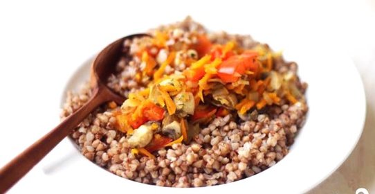 Тушеные овощи с грибами и гречкой