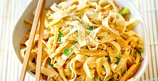 Лапша с омлетом и зеленым луком