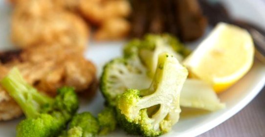 Ароматная брокколи с орегано и лимонным соком