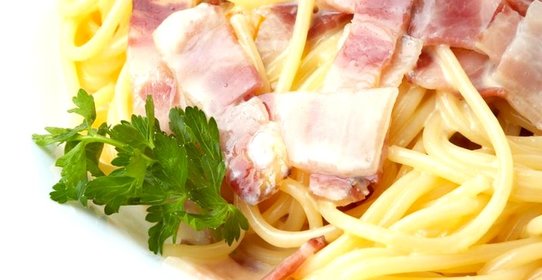 Спагетти с беконом и грибами
