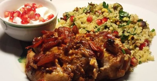 Пряная курица с гранатом и радужным булгуром