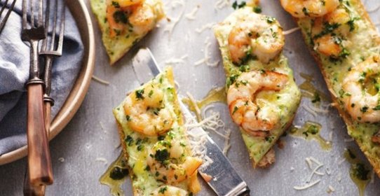 Пицца с чесноком и креветками