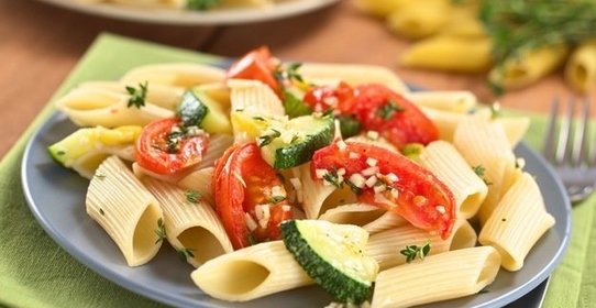 Паста с цукини и помидорами