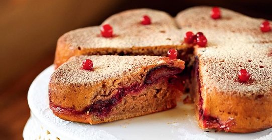 Постный пирог со сливами и брусникой