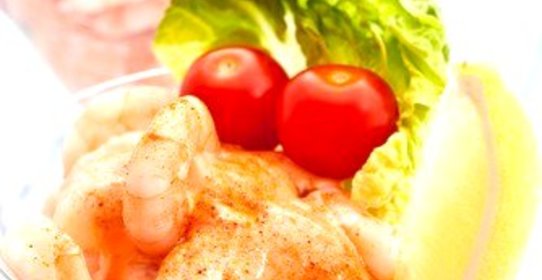 Коктейль из креветок, томатов и оливок