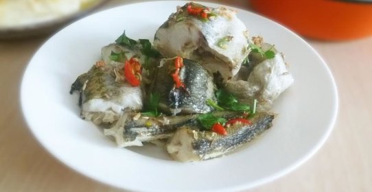 Запеченный минтай с чили и семенами фенхеля