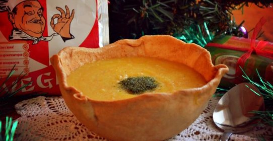 Тыквенный суп в хлебных тарелочках