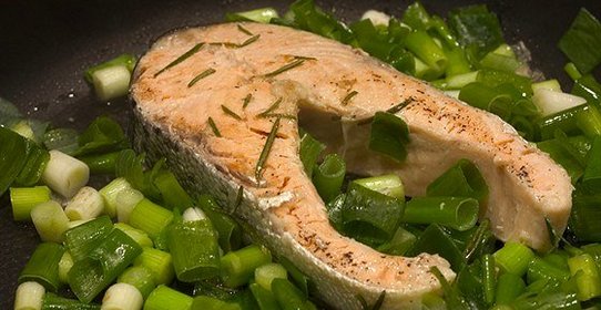 Рыба, запеченная в фольге с зеленым луком и имбирем