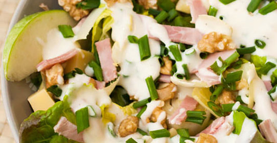 Салат с эндивием, яблоком и грецким орехом