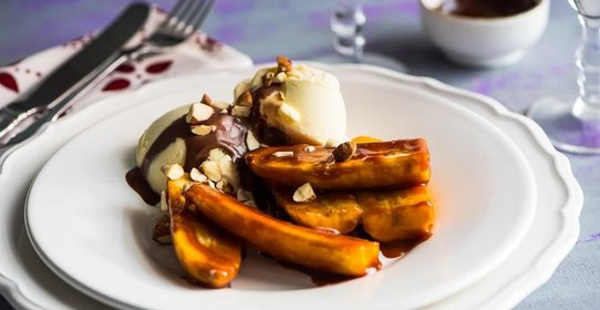 Карамелизованные бананы с мороженым, шоколадным соусом и фундуком