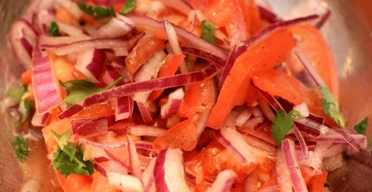 Салат с красным луком и помидорами