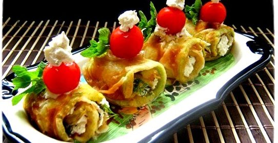 Рулетики из кабачков, мягкого сыра и чеснока