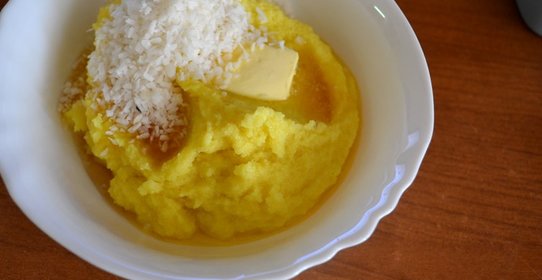 Манная каша с куркумой и кокосовой стружкой