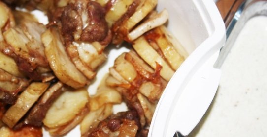 Кебаб из молодого картофеля со свиной грудинкой на мангале