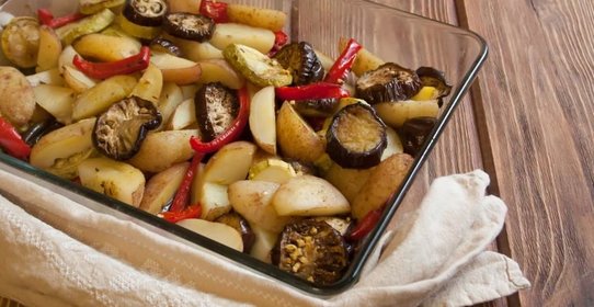 Запеченный картофель с овощами