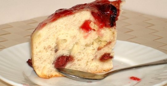 Шарлотка с клубникой в мультиварке