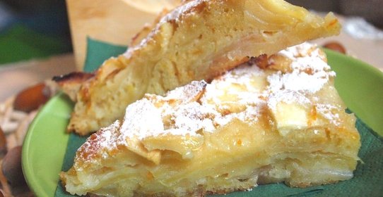 Шарлотка с яблоками с коньяком