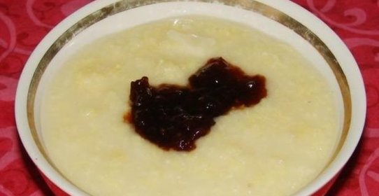 Жидкая пшенная каша с малиной